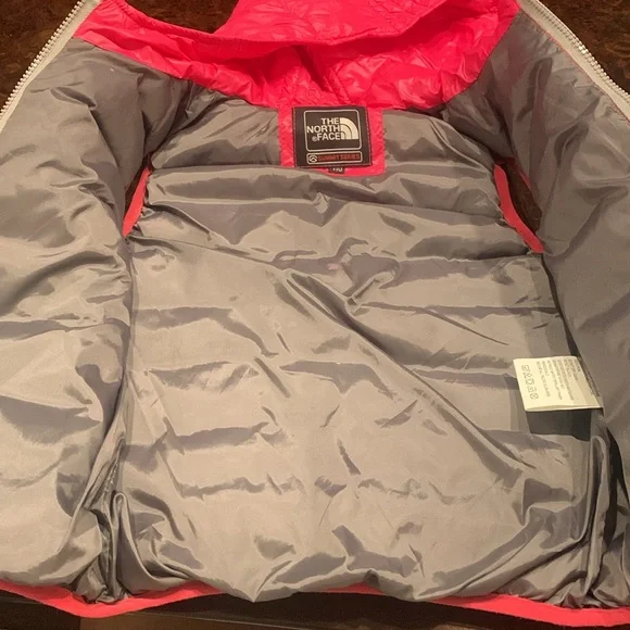 NWOT girls The North Face puffy vest summit series - Picture 8 of 13